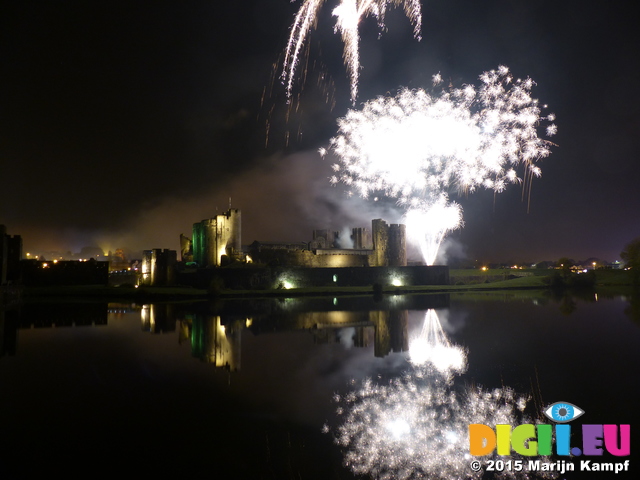 FZ024429 Fireworks over Caerphilly Castle